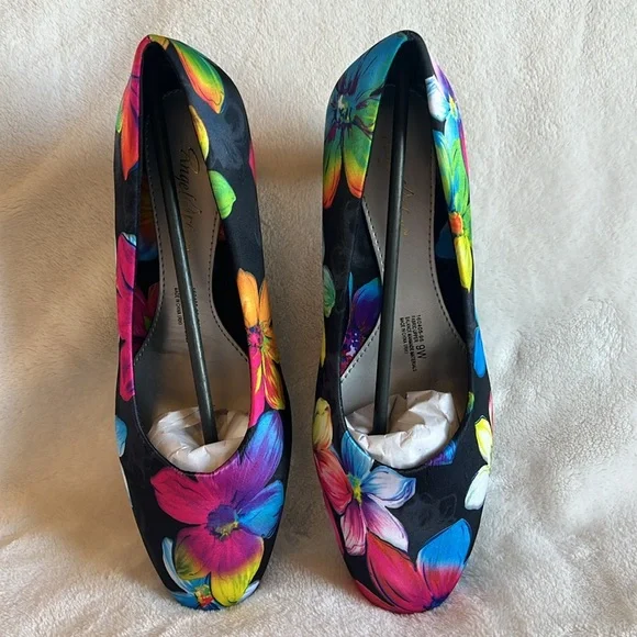 NWOT, 9 wide, Angel Flex Black Floral Closed , Round Toe Pumps Shoes. - Picture 9 of 14